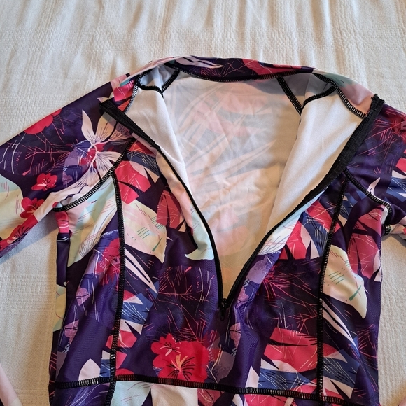 Shein women's size M rashguard swim suit, front is lined, 1/2 zipper EUC - Picture 2 of 6